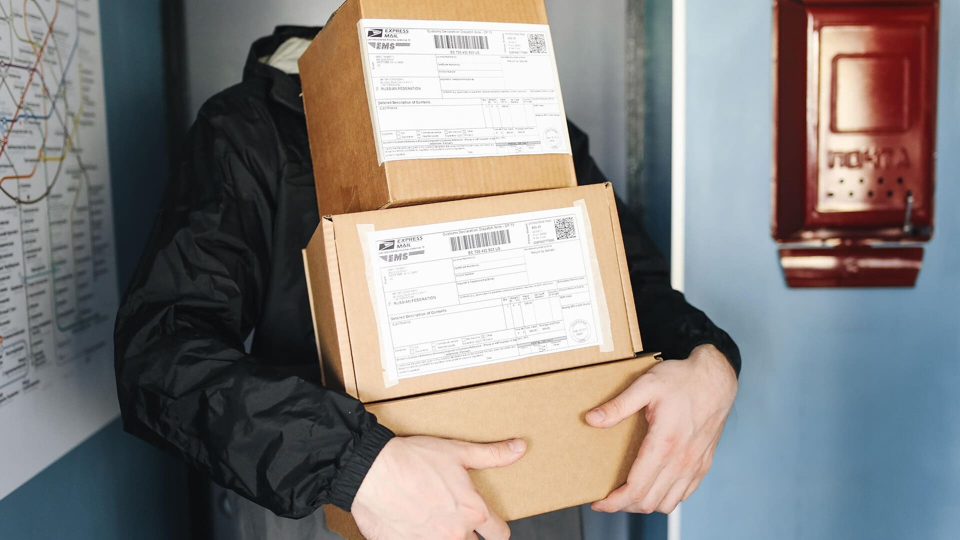 宅配便　荷物を抱える男性